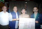 आपदा राहत कोष के लिए पूर्व विधायक अजय महाजन ने मुख्यमंत्री को 19.01 लाख रुपये के चेक भेंट किए