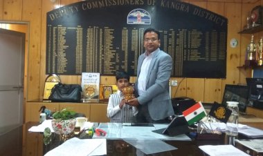 सात वर्षीय शिवांग ने अपने जन्म दिन पर आपदा राहत कोष में भेंट की गुल्लक.......    बच्चे भी आपदा प्रभावितों की तकलीफ कम करने में दे रहे योगदान : डीसी