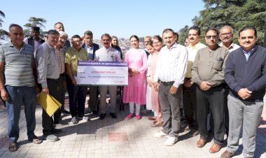 मुख्यमंत्री के सहपाठियों ने आपदा राहत कोष में किया अंशदान