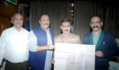 आपदा राहत कोष के लिए पूर्व विधायक अजय महाजन ने मुख्यमंत्री को 19.01 लाख रुपये के चेक भेंट किए