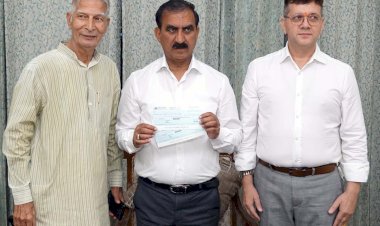 हिमाचली उद्योगपति ने मुख्यमन्त्री आपदा कोष में चालीस लाख रूपये दान किये