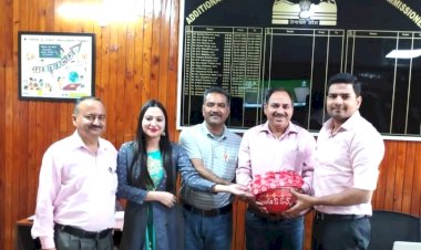 राजकीय वरिष्ठ माध्यमिक विद्यालय पट्टा के प्रधानाचार्य ने एडीसी को सौंपा अमृत कलश