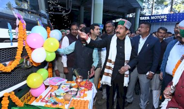 उप मुख्यमंत्री ने "प्रथम दर्शन सेवा" योजना के तहत शिमला से श्री माता भंगायणी मंदिर हरिपुरधार के लिए चलने वाली बस को हरी झंडी दिखाकर किया रवाना