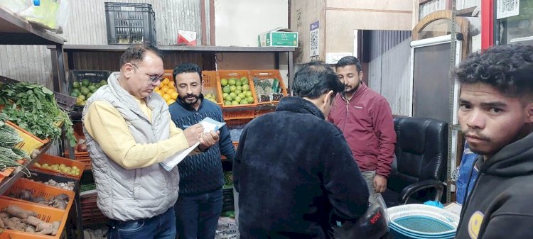 खाद्य, नागरिक आपूर्ति विभाग ने सब्जी मंडी में किये 15 निरिक्षण..... तय मूल्य से अधिक वसूल करने पर जब्त किए 96 किलोग्राम सब्जी और फल..