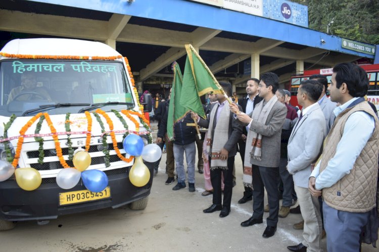 ज्वालाजी-चिंतपूर्णी के लिए प्रथम दर्शन बस सेवा आरंभ..... धर्मशाला में प्रबंध निदेशक रोहन चंद ठाकुर ने हरी झंडी दिखाई