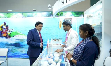 इण्डिया इंटरनैशनल ट्रेड फेयर 2023 में  स्पेशल रेजिडेंट कमिश्नर कुलदीप  ठाकुर अवलोकन करते हुए