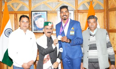 मुख्यमंत्री ने स्वर्ण पदक विजेता निषाद की सराहना की