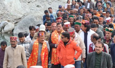 सैंज बाजार के पास  खड्ड  बाढ़के आये बड़े पत्थरों को निकाल कर तटीकरण के  निर्देश