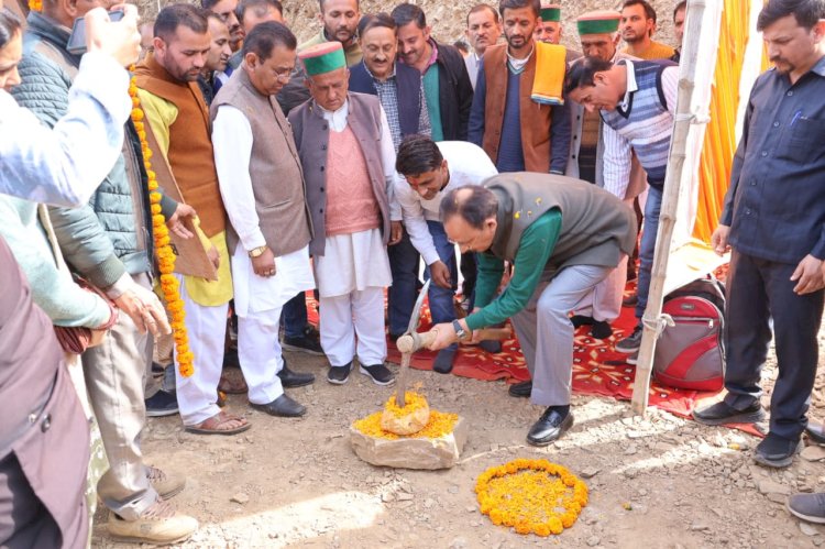 केन्द्र सरकार ने आपदा राहत में प्रदेश के साथ सौतेला व्यवहार किया।..... उद्योग मंत्री ने 5 करोड़ रुपये की लागत से बनने वाले डिग्री कॉलेज भवन रोनहाट का किया भूमि पूजन