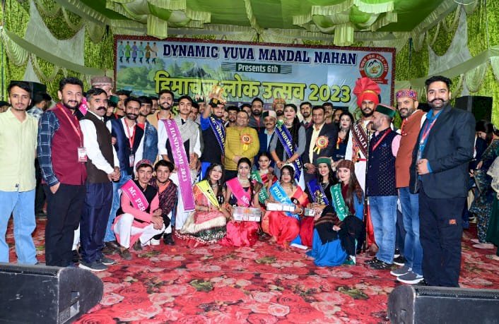 कैरियर अकादमी नाहन द्वारा प्रायोजित सिरमौर नाइट में स्टार गायक अजय चौहान की नाटी पर झुमें लोग
