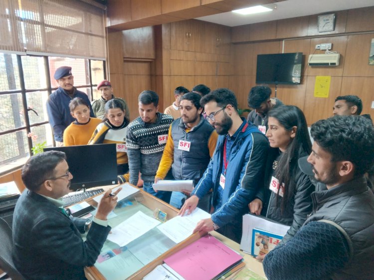 एस एफ आई ने मांगों को लेकर प्रशासनिक अधिकारी को ज्ञापन सौंपा