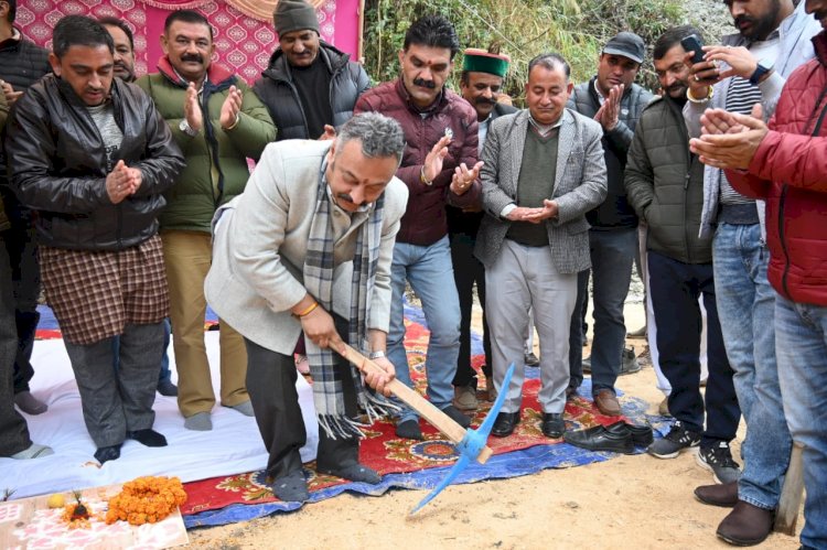 शिक्षा मंत्री ने कोटखाई क्षेत्र में 35 करोड़ से बनने वाली 3 सड़कों का किया भूमि पूजन