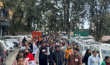 विश्वविद्यालय से एस एफ आई के 12 नेताओं के निष्कासन पर एस एफ आई  का  धरना