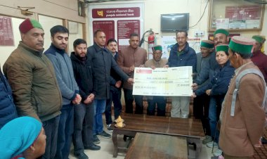 पंजाब नैश्नल बैंक की वेतन बचत खाता योजना के तहत  सुंदर देवी को 40 लाख रुपये का चैक