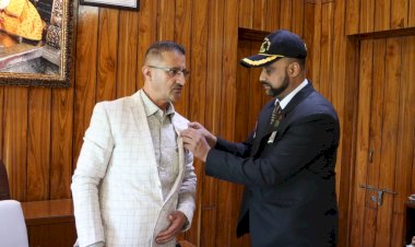 नाहन में मनाया सशस्त्र सेना झण्डा दिवस....     मेजर दीपक धवन ने डीसी को झंडा लगाकर की झण्डा दिवस की शुरुआत