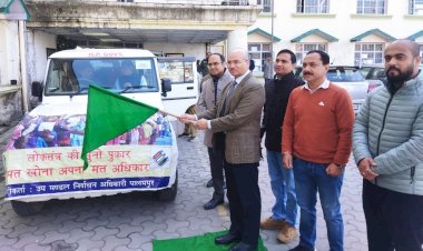 प्रत्येक पोलिंग स्टेशन में जाकर ईवीएम की जानकारी देगी मोबाइल वैन मुख्य निर्वाचन अधिकारी ने पालमपुर में दिखाई हरी झंडी