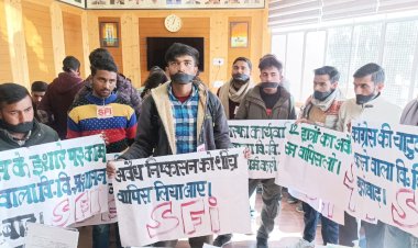 12 छात्रों के अवैध निष्कासन के विरोध एसएफआई का प्रर्दशन