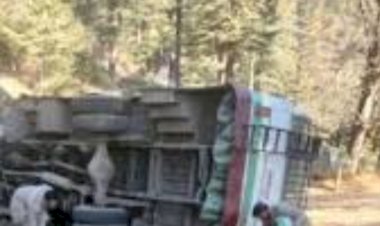 बेकाबू हुई एचआरटीसी की बस पलटी सड़क पर, दो घायल