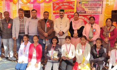 इंद्र दत्त लखनपाल ने बड़सर में मेधावी विद्यार्थियों को बांटे टैब