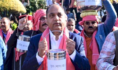 दूध की बाल्टियां लेकर विधानसभा पहुंचे भाजपा विधायक