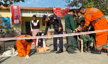 राष्ट्रीय आपदा मोचन बल (NDRF) ने स्कूली बच्चों को सिखाईं आपदा प्रबंधन की तकनीकें
