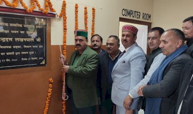 इंद्र दत्त लखनपाल ने धबीरी स्कूल भवन का उदघाटन किया, विद्यार्थियों को बांटे ईनाम