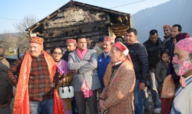 एपीएमसी के अध्यक्ष राम   सिंह मियां व   डीसी कुल्लू आशुतोष गर्ग ने किया पटईला गांव का दौरा। अग्नि प्रभावितों को बांटी राहत सामग्री