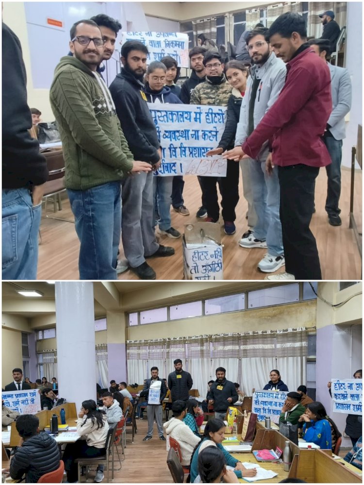 हीटर नहीं तो अंगीठी सही अभाविप ने अनोखे तरीके से विश्वविद्यालय प्रशासन के खिलाफ किया प्रदर्शन