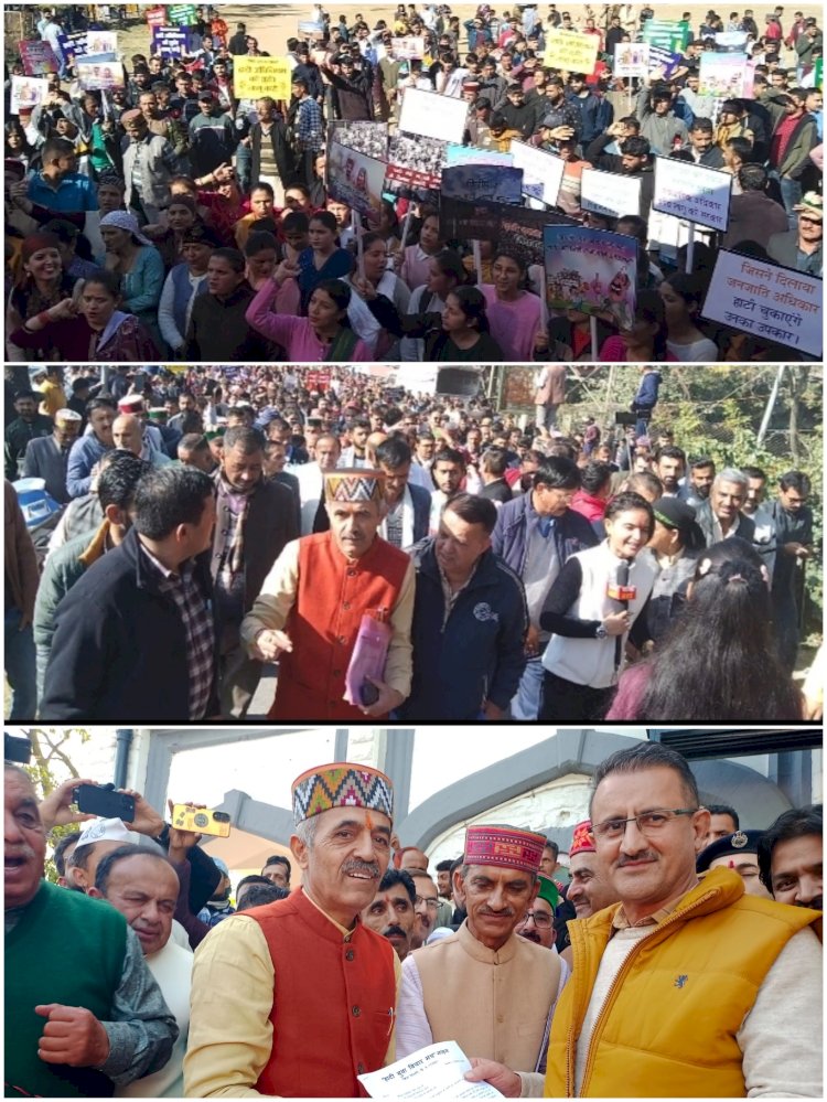 सैंकड़ों हाटियों अनुसुचित जन जाति बिल लटकाने के खिलाफ हल्ला बोला....नाहन में जमकर नारेबाजी की, डीसी को सौंपा ज्ञापन