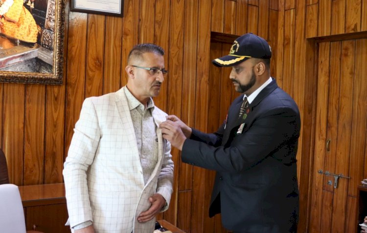 नाहन में मनाया सशस्त्र सेना झण्डा दिवस.... मेजर दीपक धवन ने डीसी को झंडा लगाकर की झण्डा दिवस की शुरुआत