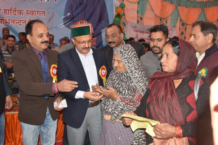 गलोड़ में मल्टी स्पेशियलिटी स्वास्थ्य मेले में 1009 लोगों का चैकअप