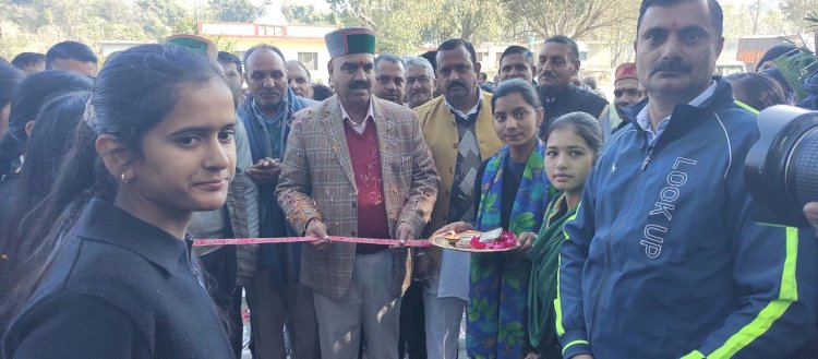राजकीय वरिष्ठ माध्यमिक पाठशाला ब्याड़ के मेधावी विद्यार्थियों को बांटे पुरस्कार...