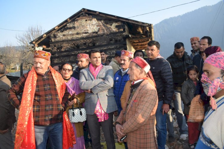 एपीएमसी के अध्यक्ष राम सिंह मियां व डीसी कुल्लू आशुतोष गर्ग ने किया पटईला गांव का दौरा। अग्नि प्रभावितों को बांटी राहत सामग्री