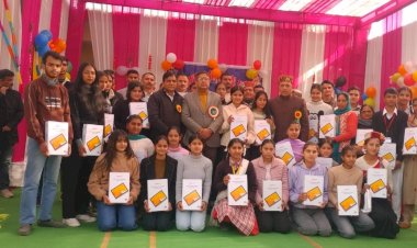 आशीष बुटेल ने 110 मेधावी छात्रों को बांटे टैबलेट, बोले बच्चों के समग्र विकास के लिए खुलेंगे राजीव गांधी डे-बोर्डिंग स्कूल