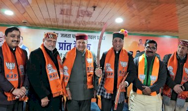 बिंदल ने जयराम को तलवार भेंट कर दी जन्मदिन की बधाई