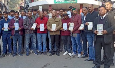 सरकारी योजनाओं के प्रचार के लिए स्वयं फील्ड में उतरे सुनील शर्मा बिट्टू, हमीरपुर बाजार में बांटी प्रदेश सरकार की उपलब्धियों की प्रचार सामग्री