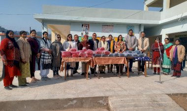 भारत विकास परिषद नाहन ने भेड़ो पाठशाला में बच्चों को बांटे 175 स्वेटर, चॉकलेट तथा बिस्कुट