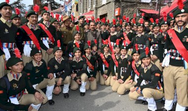 मुख्यमंत्री परेड में भाग लेने वाले प्रतिभागियों से मिले