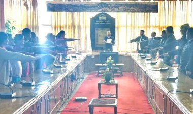 कुष्ठ रोग के प्रति भेदभाव समाप्त करने के लिए अधिकारियों और कर्मचारियों को बचत भवन के सभागार में दिलाई शपथ