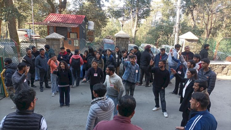 एसएफआई ने छात्रों को हॉस्टल से बाहर निकलने पर विश्वविद्यालय प्रशासन के खिलाफ किया धरना प्रदर्शन