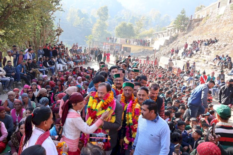 हर्षवर्धन चौहान ने शिलाई के कोटा पाब में लगाई घोषणाओं की झड़ी, जनसभा को किया संबोधित