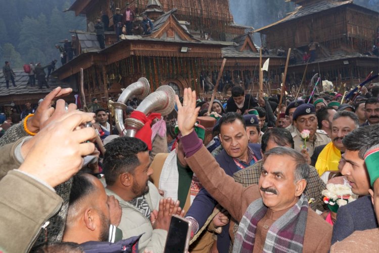 मुख्यमंत्री रोहड़ू विधानसभा क्षेत्र के गवास में शांत महायज्ञ में हुए शामिल