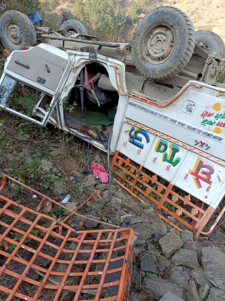 शिलाई क्षेत्र में हादसा 2 मरे 17 घायल, बोबरी बश्वा सड़क पर कैम्पर खाई में गिरी