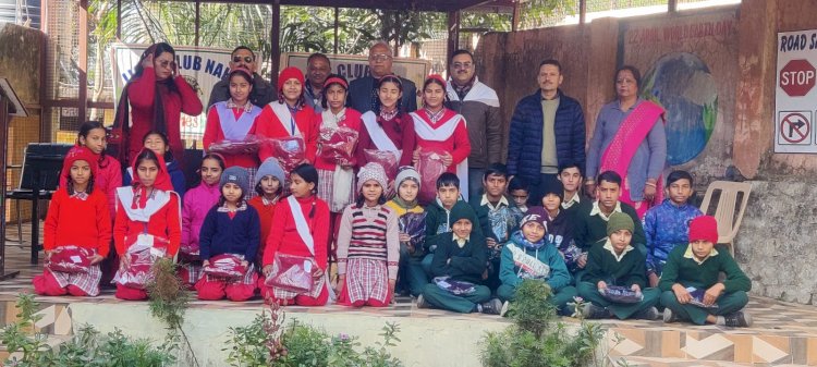 लायंस क्लब नाहन ने राजकीय वरिष्ठ माध्यमिक पाठशाला जाबल के बाग के बच्चों को बांटे स्वेटर, टोपी व मौजे