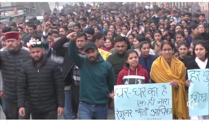 गेस्ट टीचर पॉलिसी के खिलाफ विरोध जारी, नाहन में सैंकड़ों युवाओं ने निकाली रोष रैली,