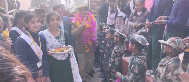 मुख्यमंत्री के आह्वान पर बड़सरवासियों से भी की अपने घरों में दीप जलाने की अपील विधायक ने शहीद लेफ्टिनेंट जितेंद्र शर्मा राजकीय वरिष्ठ माध्यमिक पाठशाला सोहारी के विद्यार्थियों को बांटे पुरस्कार