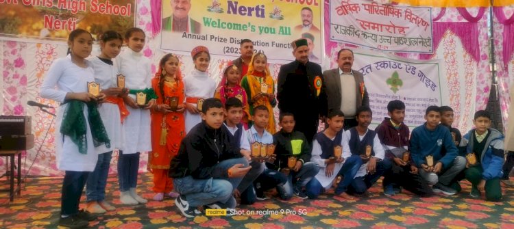 विद्यालयों में 300 स्मार्ट क्लास रूम भी होंगे निर्मित: पठानिया नरेटी स्कूल के वार्षिक उत्सव में मेधावी बच्चों को किसा सम्मानित