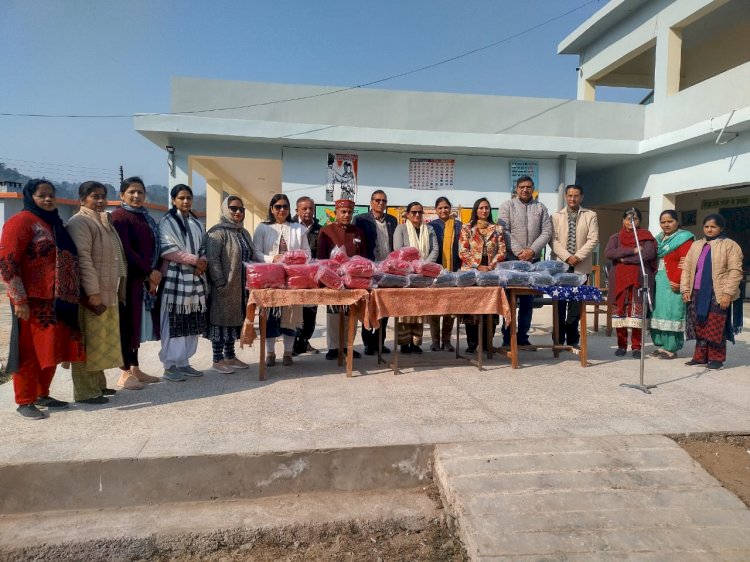भारत विकास परिषद नाहन ने भेड़ो पाठशाला में बच्चों को बांटे 175 स्वेटर, चॉकलेट तथा बिस्कुट