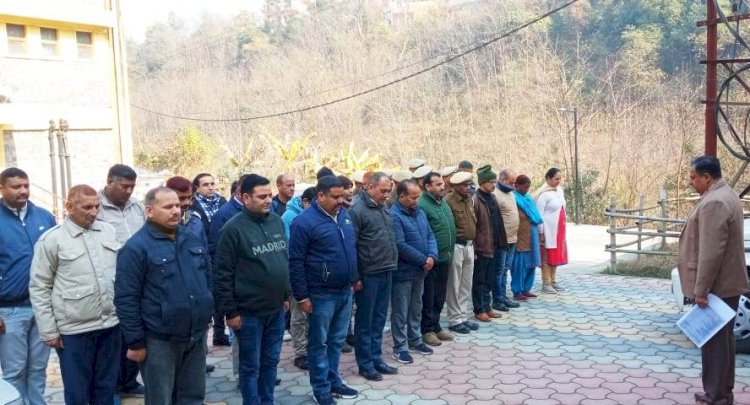 हमीरपुर में अधिकारियों-कर्मचारियों ने महात्मा गांधी को दी श्रद्धांजलि