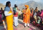 प्रदेश सरकार इंदिरा गांधी बालिका सुरक्षा योजना के तहत एक बेटी पर दो लाख व दो बेटियों पर एक लाख की राशि करती है प्रदान